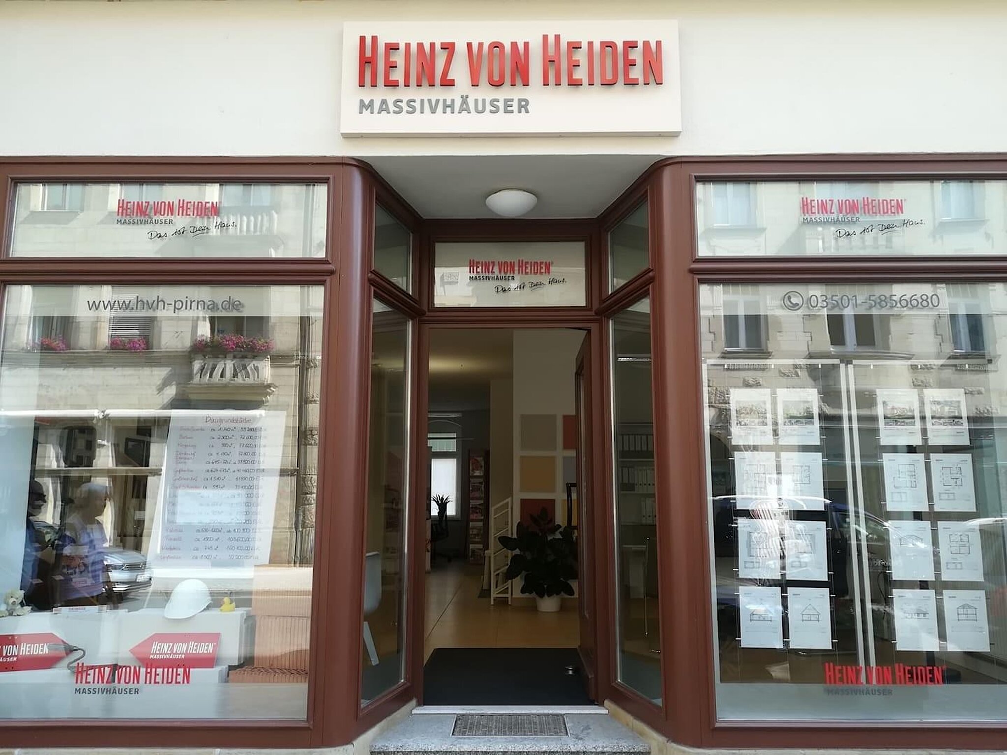 Außenansicht des Stadtbüros Pirna mit braunen Fensterrahmen.