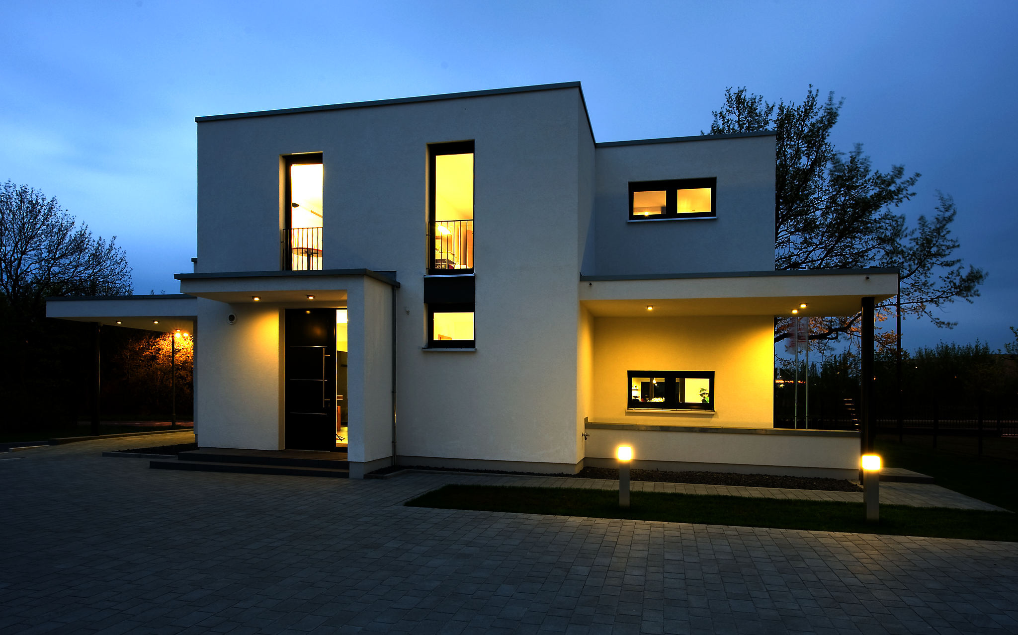 Beleuchteter Eingangsbereich des Musterhauses Ahrensfelde.