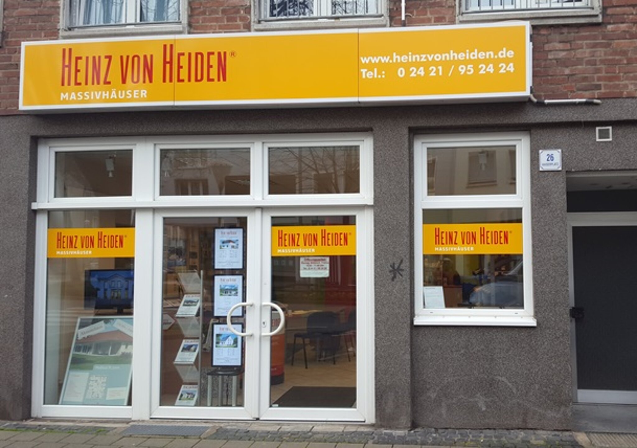 Außenansicht des Heinz von Heiden Stadtbüros Düren mit großen Fensterfronten.