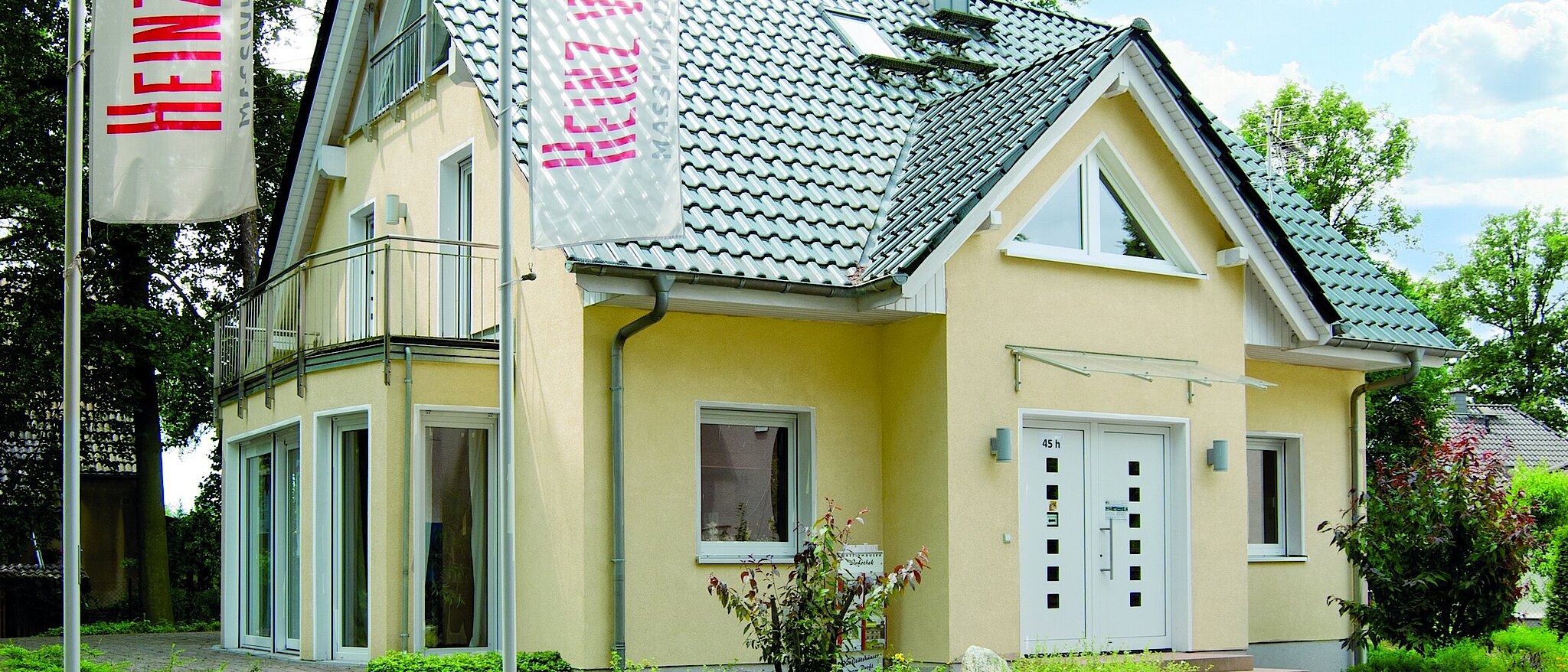 Außenansicht vom Eingangsbereich des Musterhauses Strausberg mit weißer Tür. 
