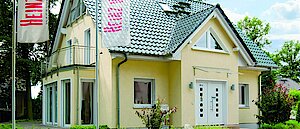 Außenansicht vom Eingangsbereich des Musterhauses Strausberg mit weißer Tür. 