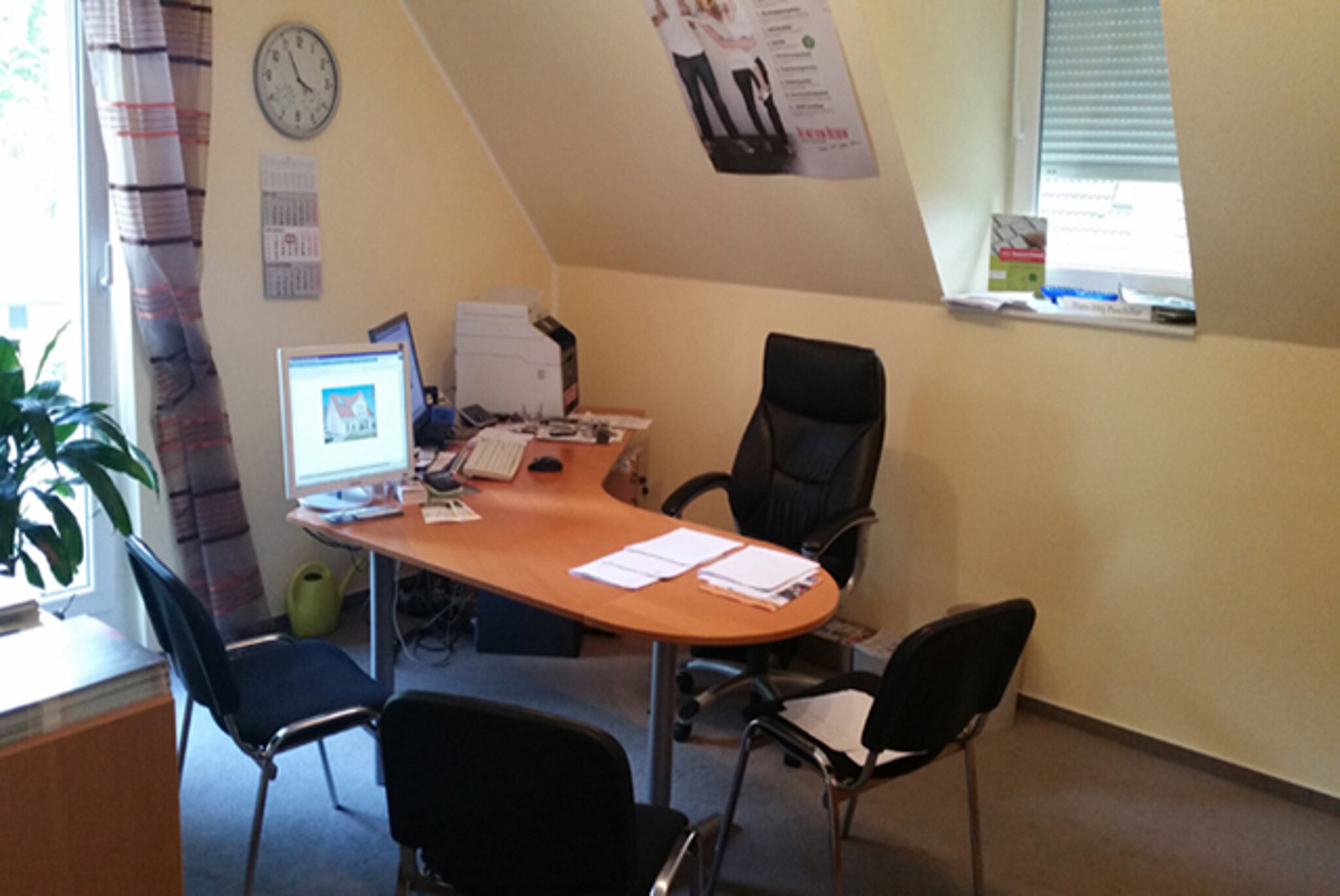 Beratungszimmer im Musterhaus Strausberg mit Schreibtisch und Besucherstühlen. 