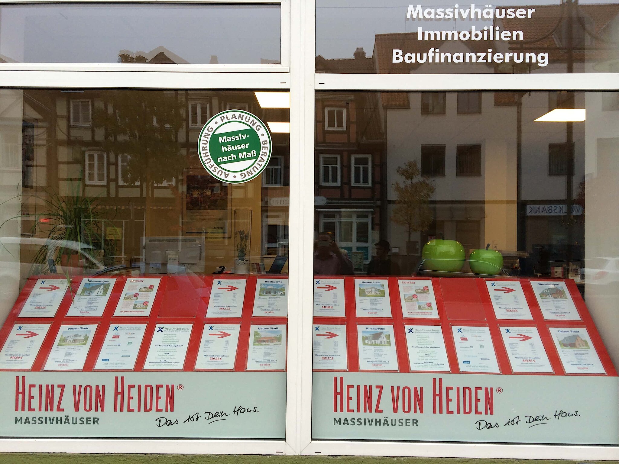 Schaufenster mit Infomaterial im Stadtbüro Uelzen.