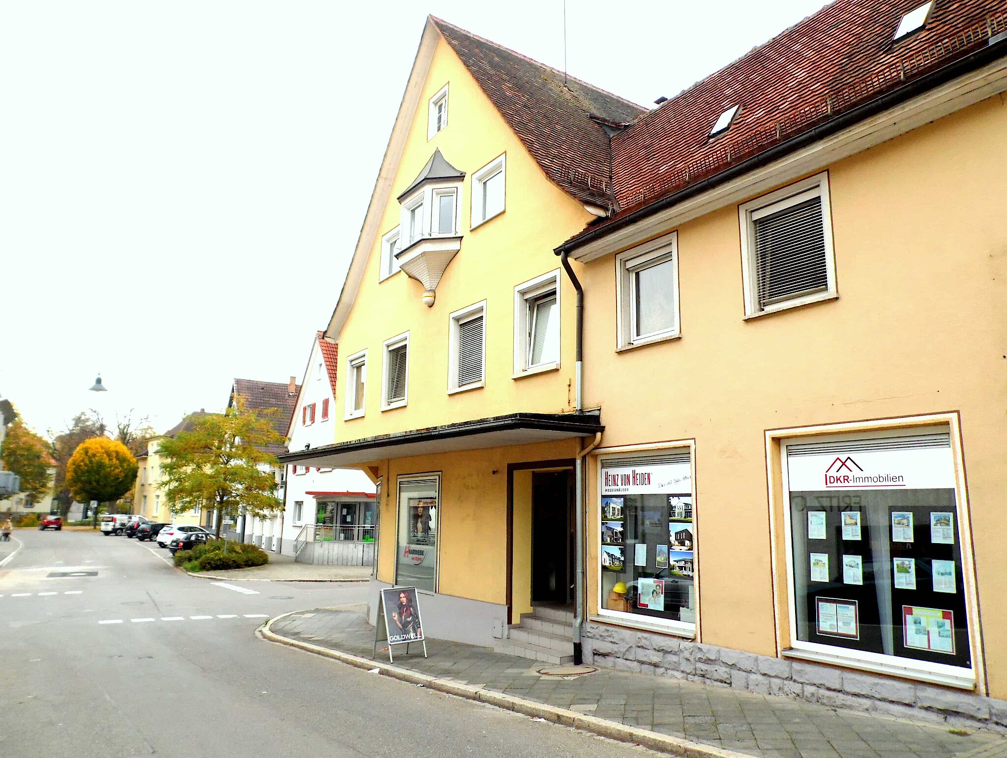 Außenansicht des gelbgestrichenen Stadtbüros Donaueschingen.