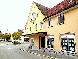 Außenansicht des gelbgestrichenen Stadtbüros Donaueschingen. 