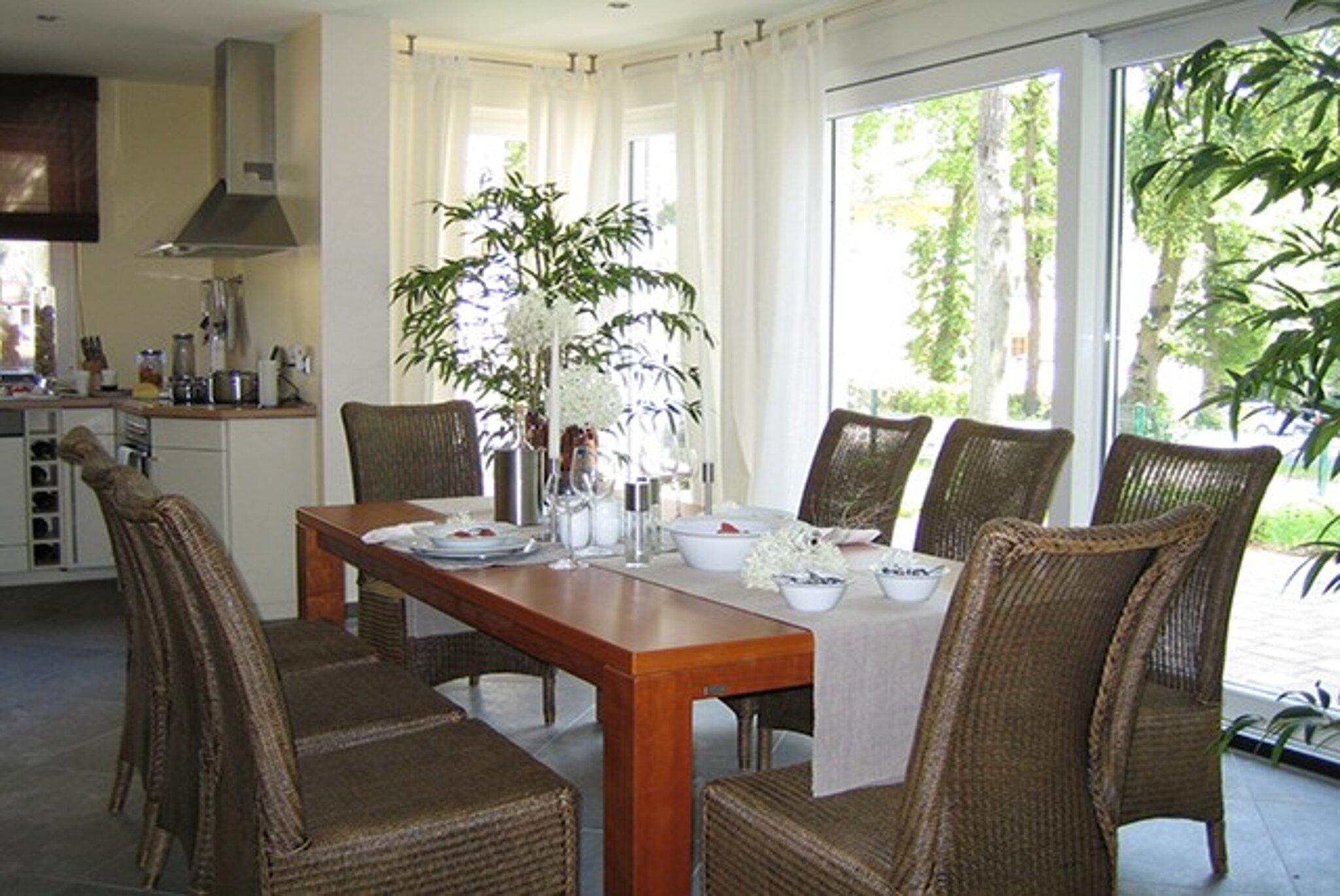 Essbereich im Musterhaus Strausberg mit dunklem Holztisch und brauen Stühlen. 