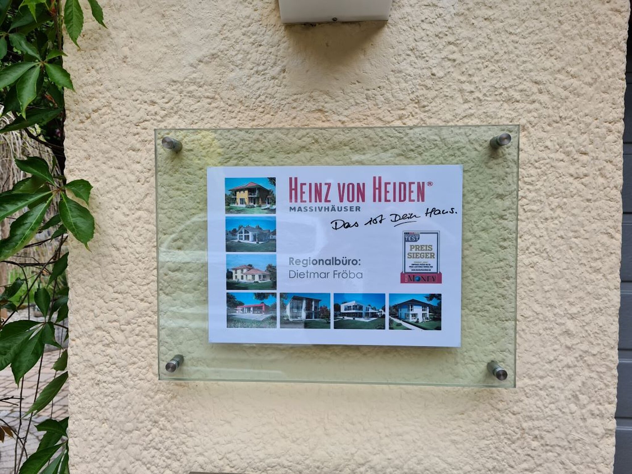 Schild aus Glas mit Heinz von Heiden Aufschrift. 