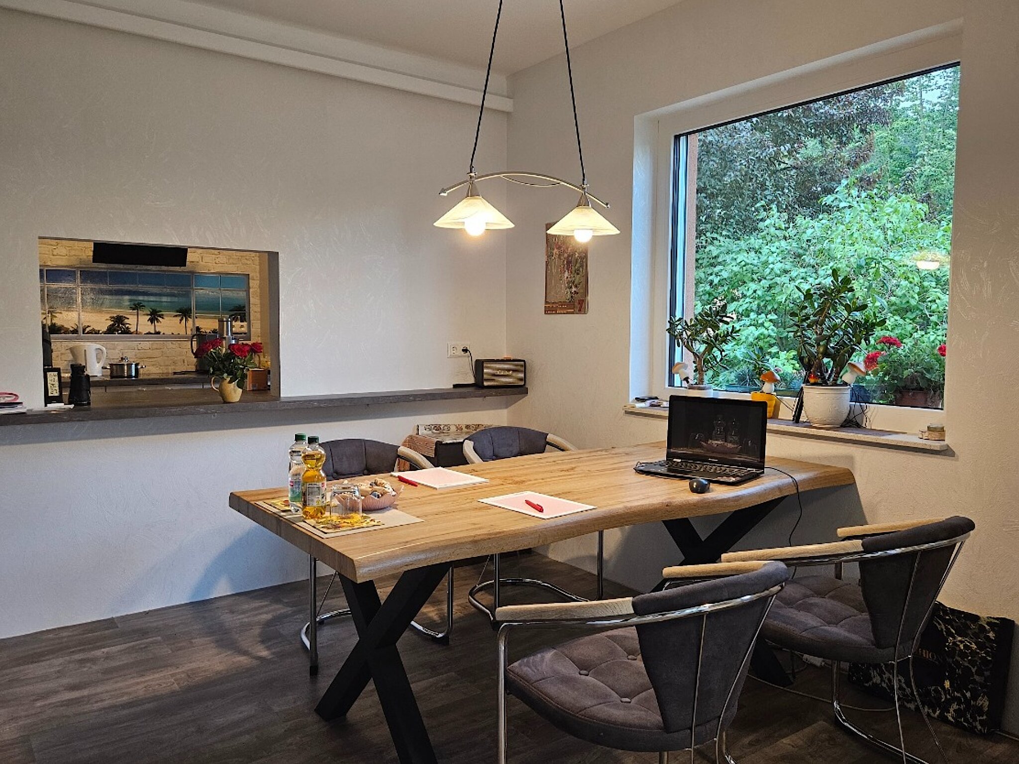Beratungszimmer mit Holztisch und vier grauen Stühlen im Stadtbüro Köris.