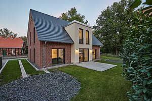 Außenansicht des Heinz von Heiden Musterhauses in Isernhagen. 