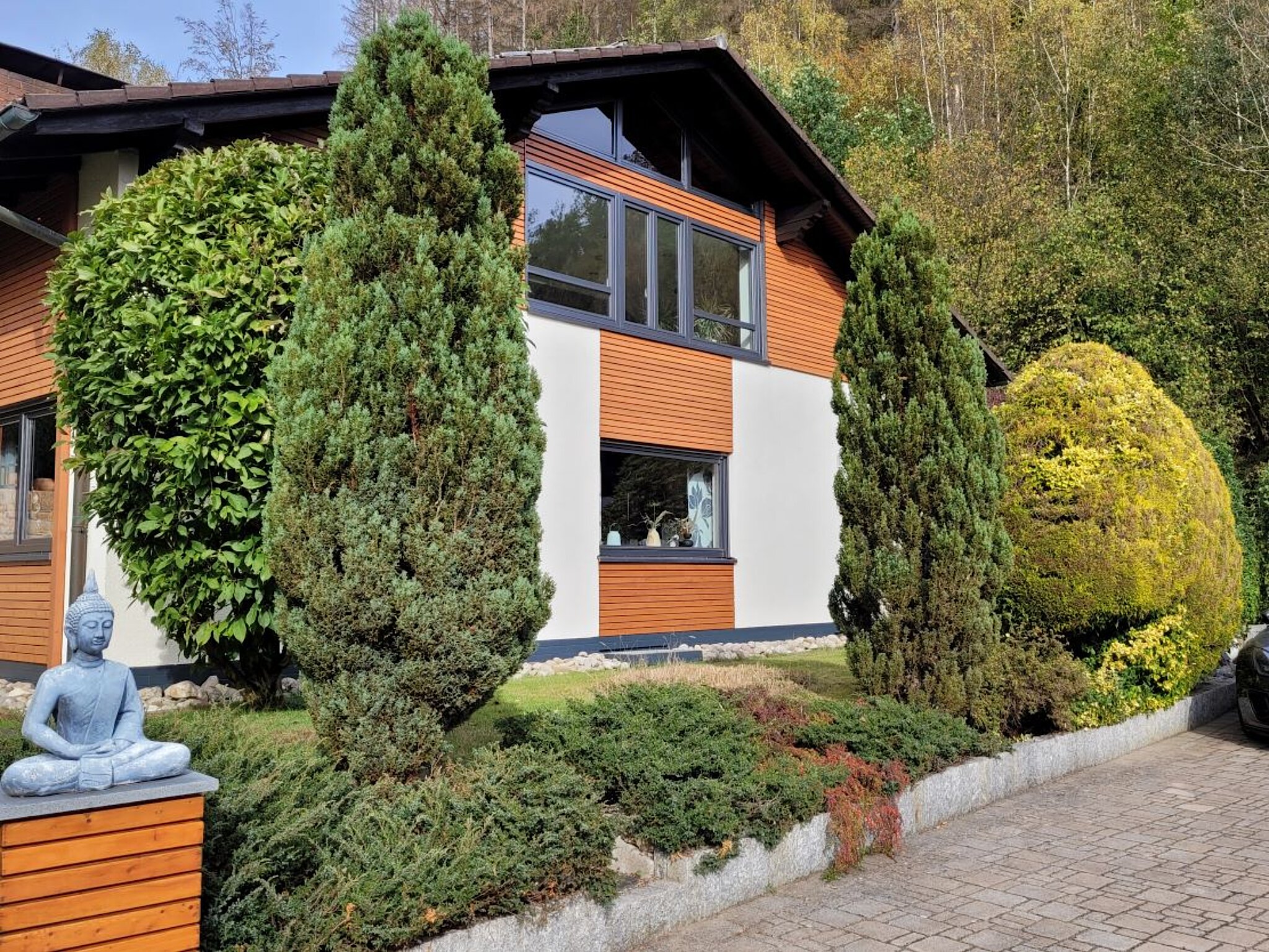 Außenansicht eines modernen Hauses mit Holzfassade. 